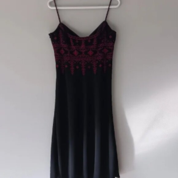 Jones New York Fit & Flare Spaghetti Strap Black Dress, Pink Embroidery, Size 6 - Picture 5 of 6